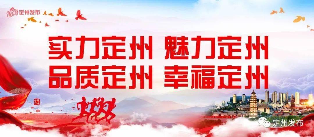 可爱女孩参加宴会
