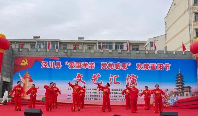 民国奇葩女凌海霞爱上了闺蜜张元和，在张结婚后强行带走了其女儿