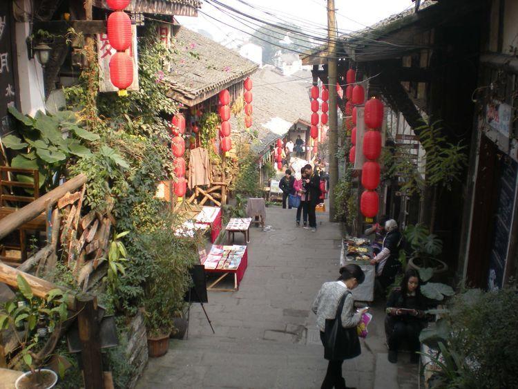 梁朝伟回应时隔20年和刘德华再合作:非常开心,华仔是一个很会照顾对手的人,所以在片场我们也很放松自如