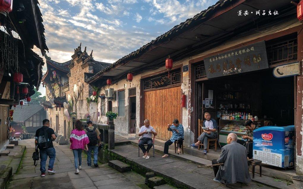 秋冬的最佳打开方式=羽绒服配牛仔裤，时髦百搭不挑人，保暖舒适